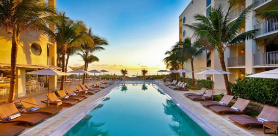 Atractivos. Bailarinas de la Polinesia Francesa y vista del hotel Costa dEste, ubicado en Vero Beach, Florida. Ambos destinos ofrecen servicios para que los visitantes se sientan mejor por dentro y por fuera.