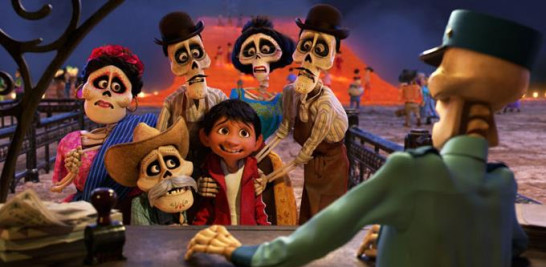 Detalles 
Personajes. Uno de los elementos más divertidos de Coco es la inclusión de famosos personajes de la cultura popular mexicana ya fallecidos en el universo de los muertos, como Pedro Infante, Jorge Negrete, El Santo, Frida Khalo, Diego Rivera, entre otros.