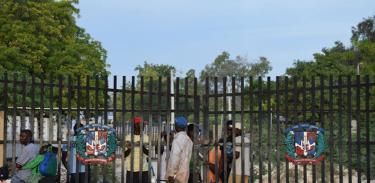 Tránsito. Por la puerta de la frontera con Pedernales penetran a territorio dominicano haitianos procedentes, principalmente de la cercana población de Anse-á-Pitre, para realizar diversas actividades.