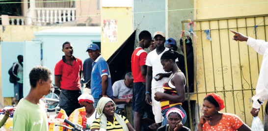 Un grupo de haitianas se observan en plena actividad comercial en Jimaní, donde los ciudadanos de esa nación han acaparado los empleos en detrimento de los dominicanos, debido a la débil vigilancia en los puestos de chequeo y a la densidad poblacional en los pueblos fronterizos de Haití.