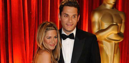 El músico John Mayer y Jennifer Aniston mantuvieron una relación seria entre 2008 y 2009. En mayo del 2011 comenzó a salir con el también actor y director Justin Theroux.
