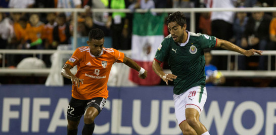 Ernesto Trinidad (i), de Cibao FC, disputa el balón con Rodolfo Pizarro durante un partido, realizado en el Estadio Cibao Fútbol Club.