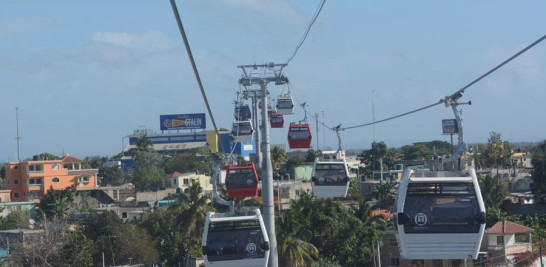 Transporte. El Teleférico beneficiará a 287,000 habitantes de los sectores de Gualey, en el Distrito Nacional; Los Tres Brazos, Santo Domingo Este, y Sabana Perdida, en Santo Domingo Norte.