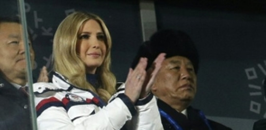 Ivanka Trump, hija del presidente de los Estados Unidos, Donald Trump, aplaude durante la ceremonia de clausura de los Juegos Olímpicos de Invierno en Pyeongchang, Corea del Sur. A su derecha está Kim Yong Chol, prominente funcionario de Corea del Norte.