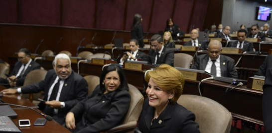 Lucia Medina y otros congresistas mientras esperan al presidente Medina, quien daría su discurso de rendición de cuentas. Foto: Jorge Cruz/Listín Diario