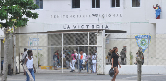 Ambiente. Visitar a los presos en el penal de La Victoria resulta un proceso tedioso y tenso para decenas de visitantes que acuden a ver a sus parientes detrás de los barrotes.