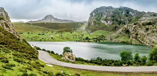 El lago Enol, al este del Principado de Asturias, en España.