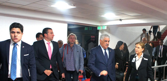 Ministro. El canciller Miguel Vargas a su salida del AILA, tras su regreso ayer de Santiago de Chile.