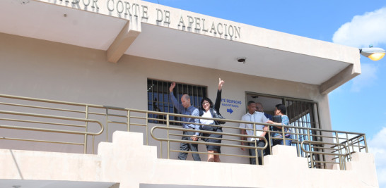 Reencuentro. El médico y pastor Julio Gómez se reencontró ayer con su familia, luego de ser liberado tras aplicarse la libertad condicional en beneficio de él y su sobrino John Arias.