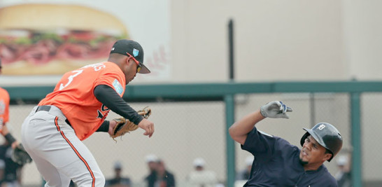 Jeimer Candelario, de Detroit Tigers, se desliza a salvo en la intermedia después de disparar un batazo de dos bases en un juego de exhibición de béisbol de primavera, en Lakeland, Florida.
