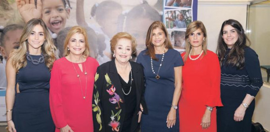 Gabriella Ariza, Patricia González de Bergés, Amadita Pittaluga de González, Pilar González de Ariza, Jacqueline González de Moya y María Gabriela Ricart de Bergés.