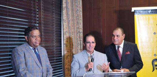 Héctor J. Cruz, editor deportivo de LISTÍN DIARIO, hace uso de la palabra. Observan el ministro de Deportes, Danilo Díaz y Miguel Franjul, director de LISTÍN DIARIO.
