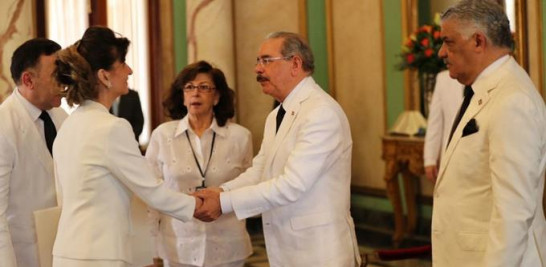 Nuevos embajadores. El presidente Danilo Medina saluda a una embajadora de entre cinco países que ayer hicieron la presentación de sus cartas credenciales al mandatario en el Palacio Nacional.