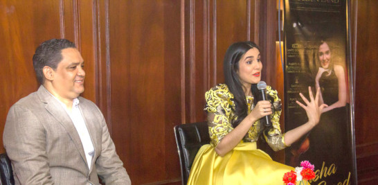 Gente. El empresario Elvis Peralta y la violinista Aisha Syed durante el encuentro de prensa en el bar del Teatro Nacional.