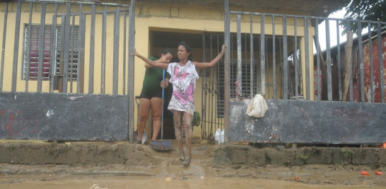 Familias de La Vega lidian con lodo que dejaron en sus casas las intensas lluvias. Foto: Onelio Manuel Domínguez/Listín Diario.