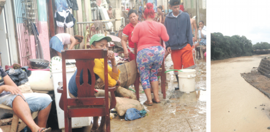 Drama. Familias afectadas por las inundaciones de sus viviendas debido a la crecida del río Camú, trataban ayer de remediar los daños, incluyendo la pérdida de muchos de sus ajuares.