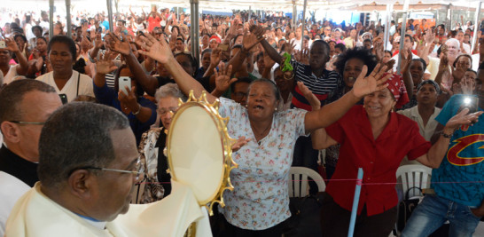 Acto de fe. Una gran cantidad de feligreses se concentró en la Casita de la Divina Providencia. ubicada en el sector El Caliche, Manoguayabo.