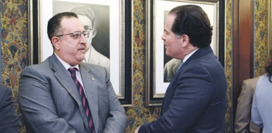 Diálogo. Magín Díaz, titular de la DGII, conversa con Manuel Corripio, presidente de la Editora Listín Diario, en un momento del Desayuno realizado ayer.