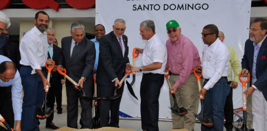 Gonzalo Castillo, Vitelio Mejía y ejecutivos de la Liga Dominicana de Béisbol al momento de dar el picazo simbólico para de manera formal dar apertura a los trabajos en el palco de prensa.
