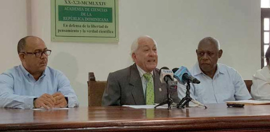 Academia. José Mateo, Luis Scheker Ortiz (presidente de la ACRD) y Eleuterio Martínez durante la rueda de prensa.