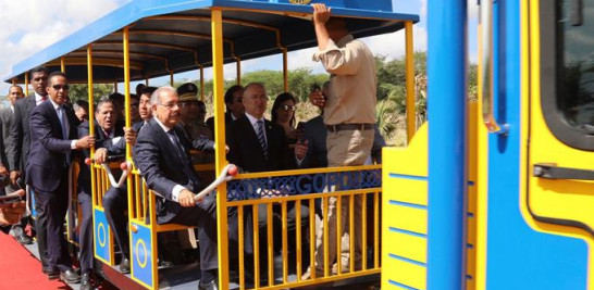 Inauguración. El presidente Danilo Medina hace un recorrido, en un carruaje, a través del Jardín Botánico de Santiago, ayer, junto a ministros y otros funcionarios de su Gobierno.