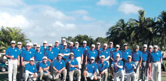 Grupo de jugadores de la cuarta edición del Torneo de Egresados De La Salle celebrado en el Santo Domingo Country Club.