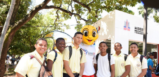 MIRALBA! La mascota de los próximos Juegos Deportivos Nacionales Hermanas Mirabal 2018, ha sido una sensación para los cientos de estudiantes visitantes al stand deportivo, quienes de inmediato tratan de fotografiarse con la entretenida mariposa.