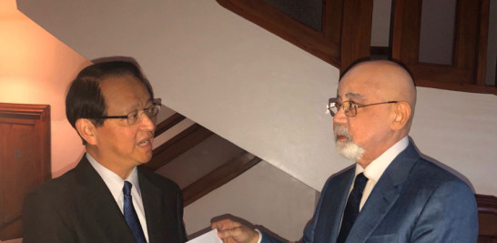El vicecanciller César Medina entrega al embajador de Taiwán, Valentino Ji-Zen Tang, la nota que oficializa la ruptura de las relaciones.