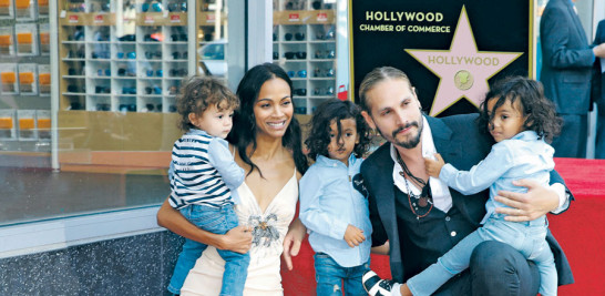 Actriz. Zoe Saldaña, de 39 años, con su esposo Marco Perego y sus tres hijos, los gemelos Bowie y Cy, y Zen, posando junto a su estrella en el Paseo de la Fama.