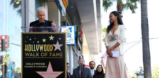 El cineasta James Cameron, izquierda, habla mientras Zoe Saldaña observa en la ceremonia en honor a la actriz dominicana con una estrella en el Paseo de la Fama de Hollywood.