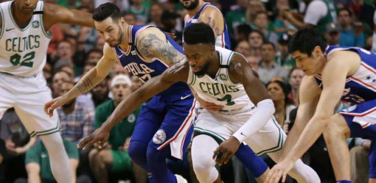 El Jaylen Brown (7), de los Celtics, disputa el balón los jugadores de los Sixers JJ Redick (17) y Ersan Ilyasova (derecha) durante el curto parcial del segundo encuentro de la segunda ronda de la serie de playoffs que disputan