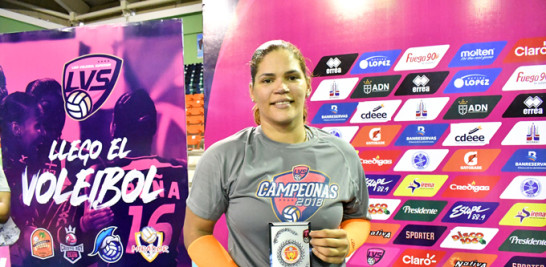 Priscilla Rivera, de las Caribeñas, exhibe el trofeo de Jugadora Más Valiosa de la LVS.