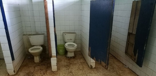 Los baños. Estado en que se encuentran los sanitarios en el parque La Normal.