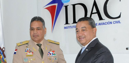 Acuerdo. El ministro de Defensa, teniente general Rubén Paulino Sem, y el director del IDAC, Alejandro Herrera.