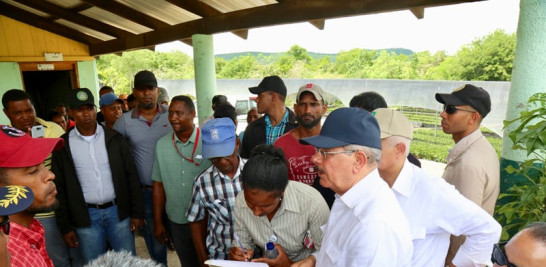 Encuentro. El presidente Danilo Medina escuchó las necesidades expuestas por los habitantes de cada una de las comunidades.