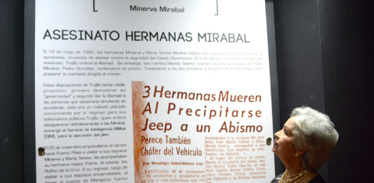 Nostalgia. Noris González Mirabal observa publicaciones de la época sobre el asesinato de las hermanas Patria, Minerva y María Teresa Mirabal.