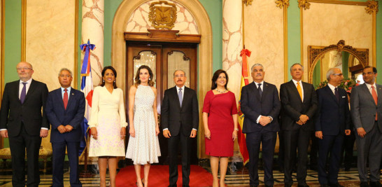 El presidente Danilo Medina acompañado de la Primera Dama y la Vicepresidenta de la República, y altos funcionarios del Gobierno, posan para los fotógrafos al recibir a la reina Letizia en el Palacio.