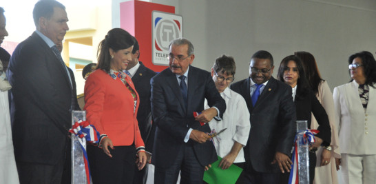 Proyecto. El presidente Danilo Medina inauguró ayer el Teleférico de Santo Domingo, en compañía de la vicepresidente de la República, Margarita Cedeño de Fernández, y otros altos funcionarios del Gobierno.