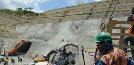 Ayer se dio apertura a los túneles de desvío del río Yaque del Sur para facilitar los trabajos de la presa, como parte de los avances de la construcción del proyecto.