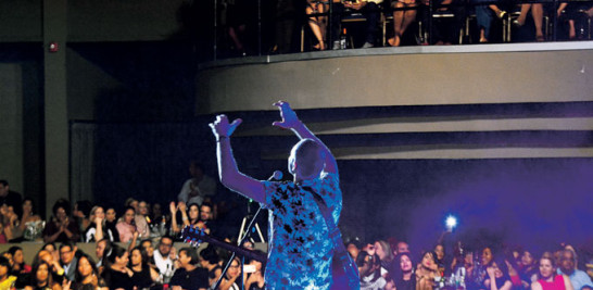 Cantautor. El concierto Interplanetario de Santiago Cruz trajo de vuelta a un cantautor que se manejó con respeto en un escenario en el que la audiencia dio calor al artista cantando casi todos los temas.