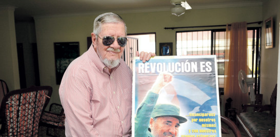 Ochoa muestra una foto de Fidel Castro acompañada de una frase que pronunció el líder cubano para definir la esencia de la revolución que desalojó del poder al dictador Fulgencio Batista, en Cuba.