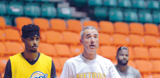 Paco Olmos dirigió en los seis anteriores en la acreditada Liga Superior de Puerto Rico.