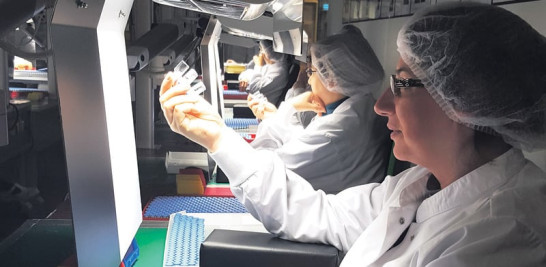 En los laboratorios se dedican años a la investigación para dar con las vacunas y medicamentos adecuados para hacer frente a las diferentes enfermedades que son detectadas en los seres humanos.