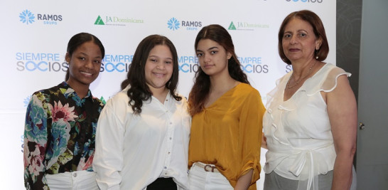 Amalia Montero, Caridad Smith, Marieli Lora, Clarisa Pineda.