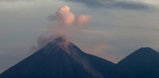 El Volcán de Fuego sopla una nube de ceniza, como se ve desde Escuintla, Guatemala, el martes 5 de junio de 2018. (AP Foto / Moisés Castillo)