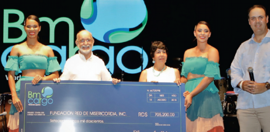 Ramses Atallah, Presidente de BM Cargo, entrega los fondos generados en el torneo al Pastor Oscar Arocha y a Olga Noboa de Arocha, directivos de la Fundación Red de Misericordia.