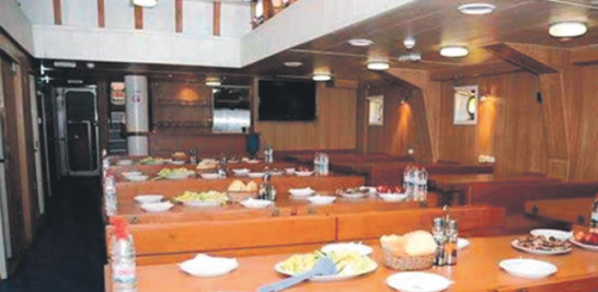 Comedor. En el interior de la embarcación los marineros disponen de comodidades para alimentarse mientras están en alta mar.