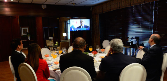 Los participantes observan un video donde se explican los detalles de los dos años de la gestión de Vargas al frente del Ministerio de Relaciones Exteriores.