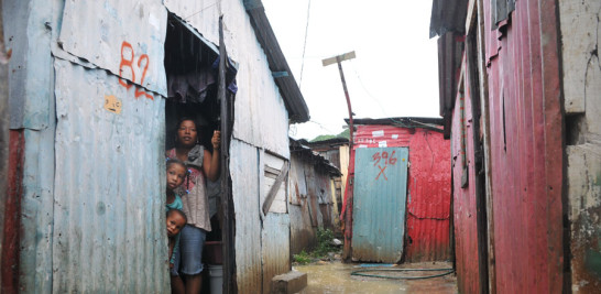 Peligro. La situación es deprimente en La Ciénaga. Cuando llueve, no solo el agua penetra en las viviendas, a través de puertas y techos, sino que las aguas negras se agregan para tornar más peligrosa la situación.