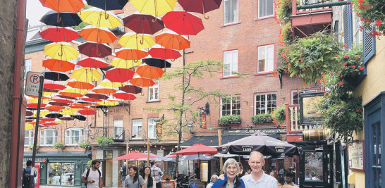 Vía. La Rue du Cul de Sac, en el Viejo Quebec, está adornada con paraguas multicolores.
